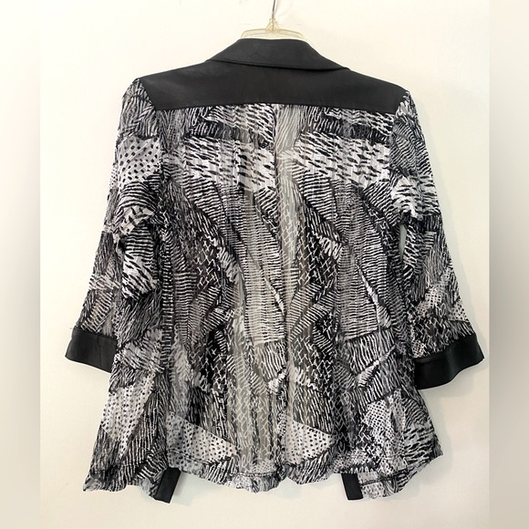 Drapers & Damons Two-Piece Set Top and Matching Cardigan - Picture 5 of 8